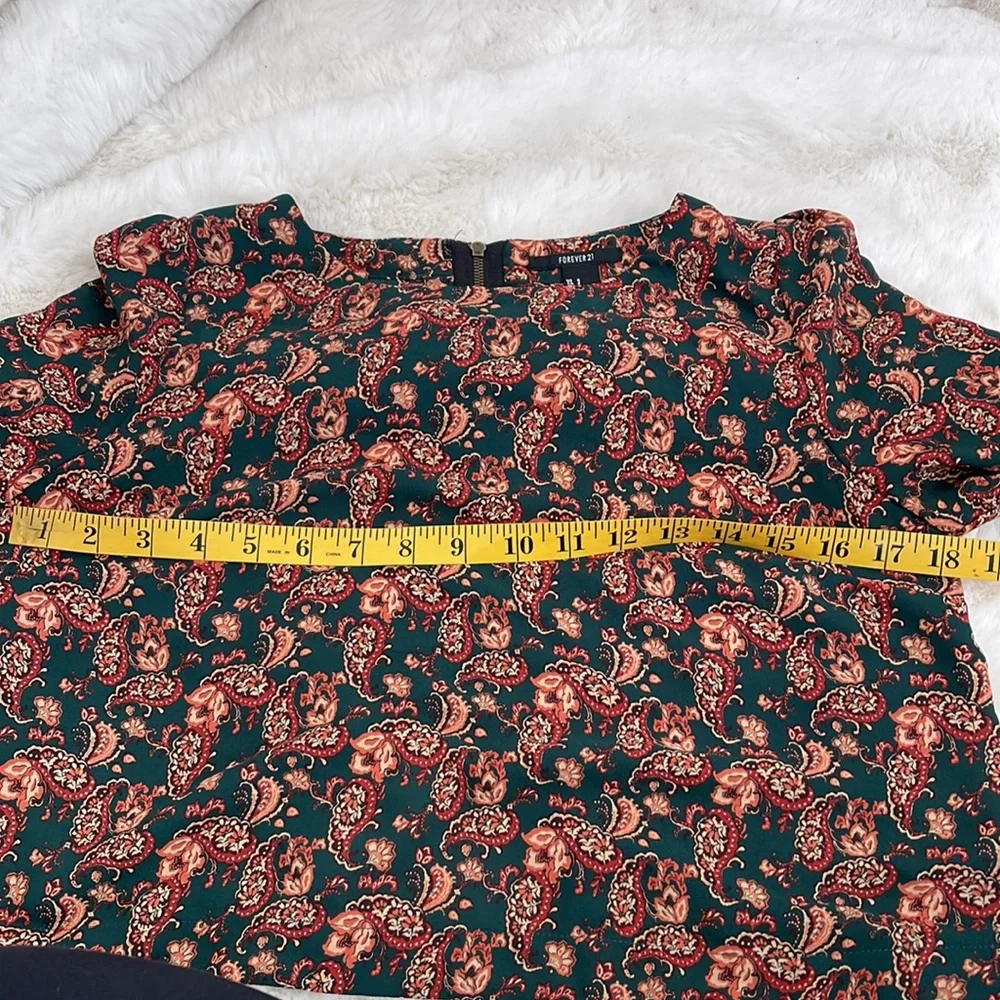 Beautiful cropped floral top peace floral top Forever21 S cropped floral top